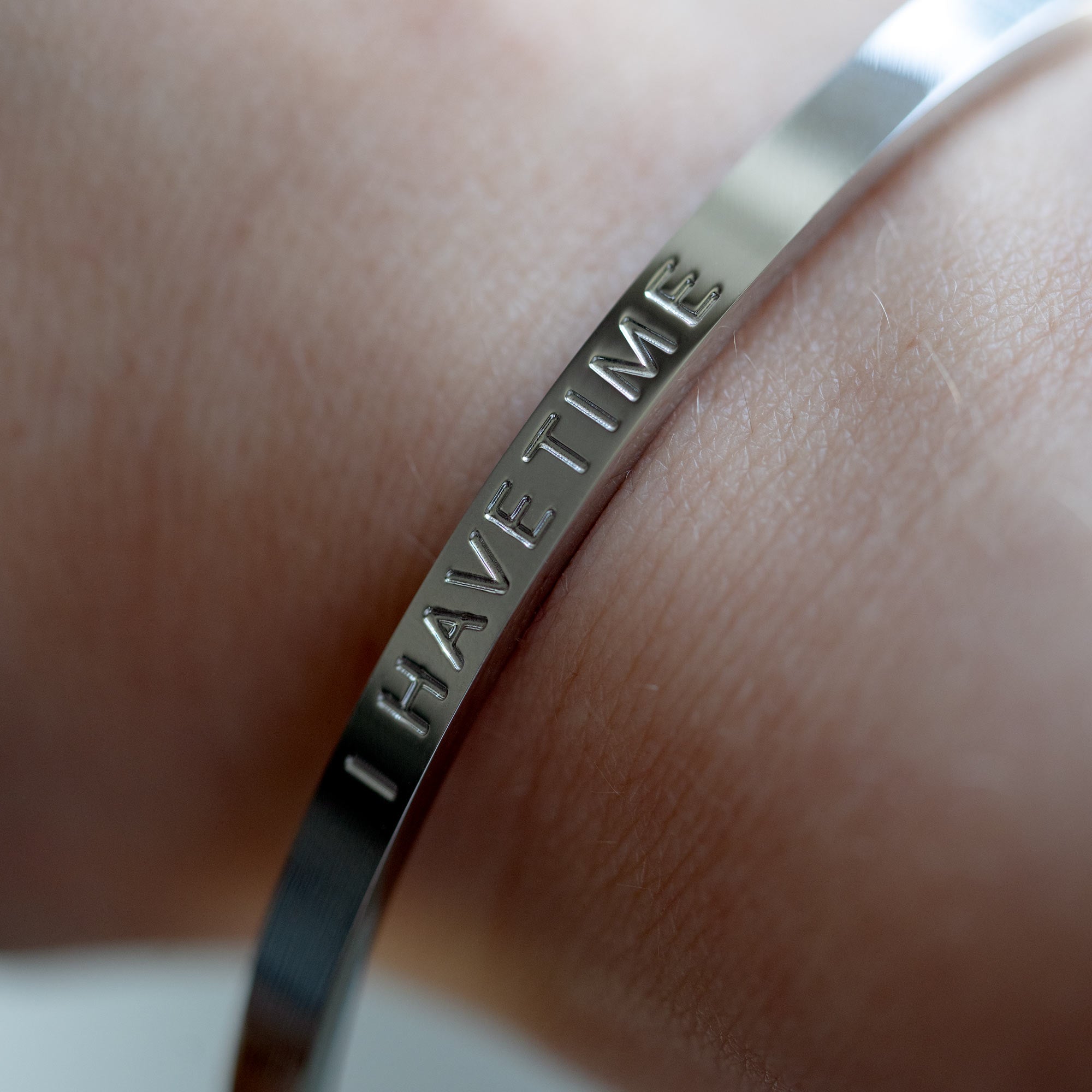 Offener Armreif »Kraftschmuck« mit Spruch