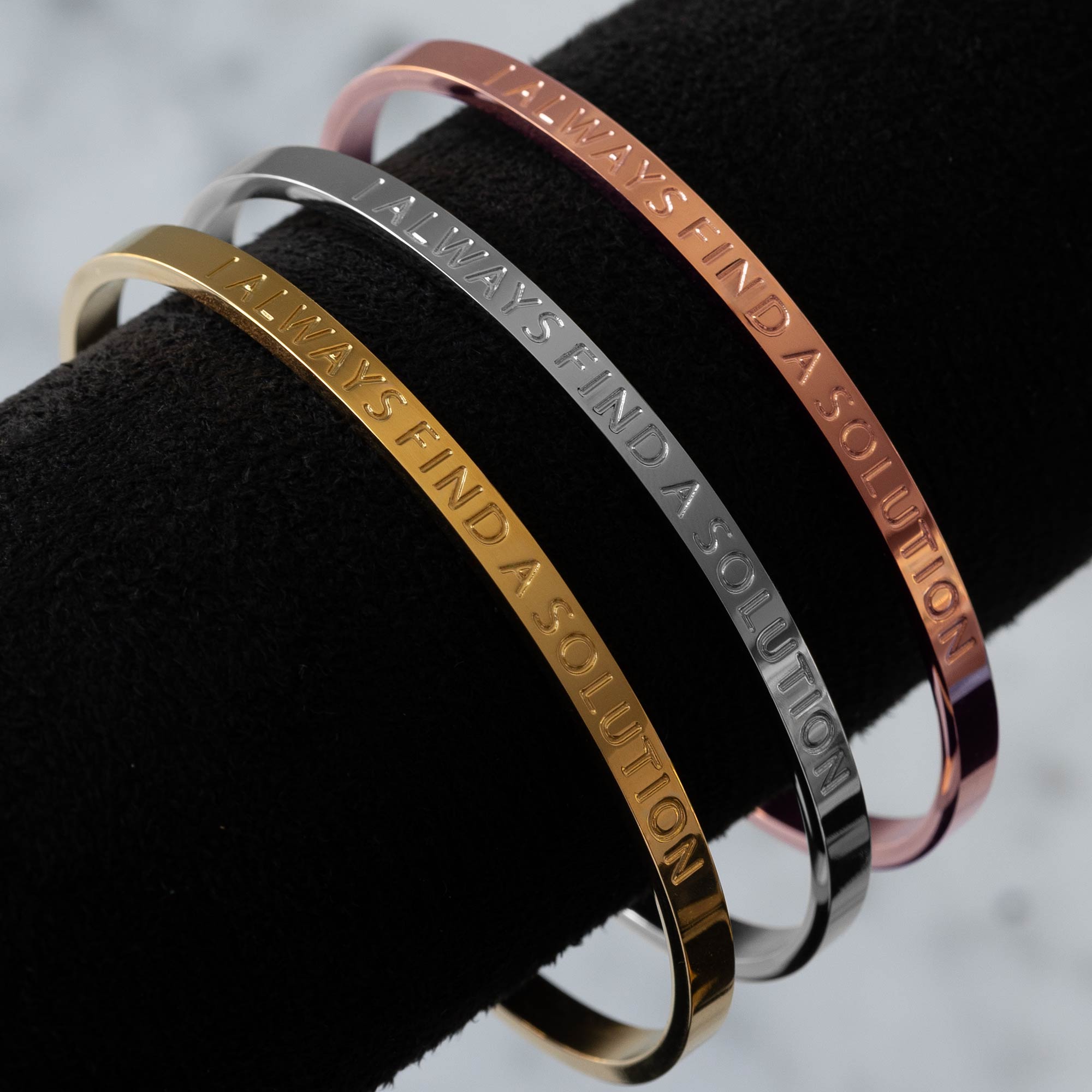 Offener Armreif »Kraftschmuck« mit Spruch