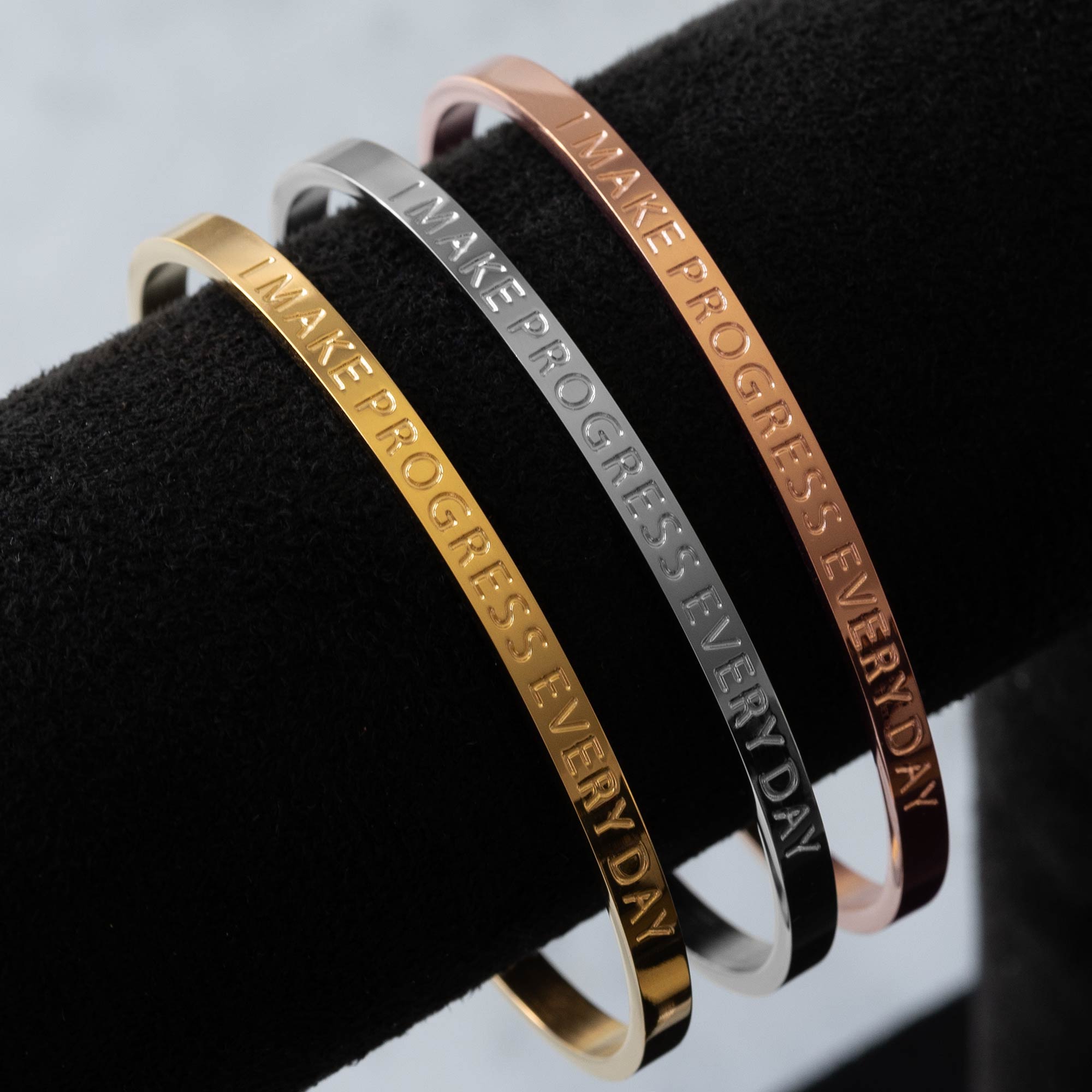 Offener Armreif »Kraftschmuck« mit Spruch