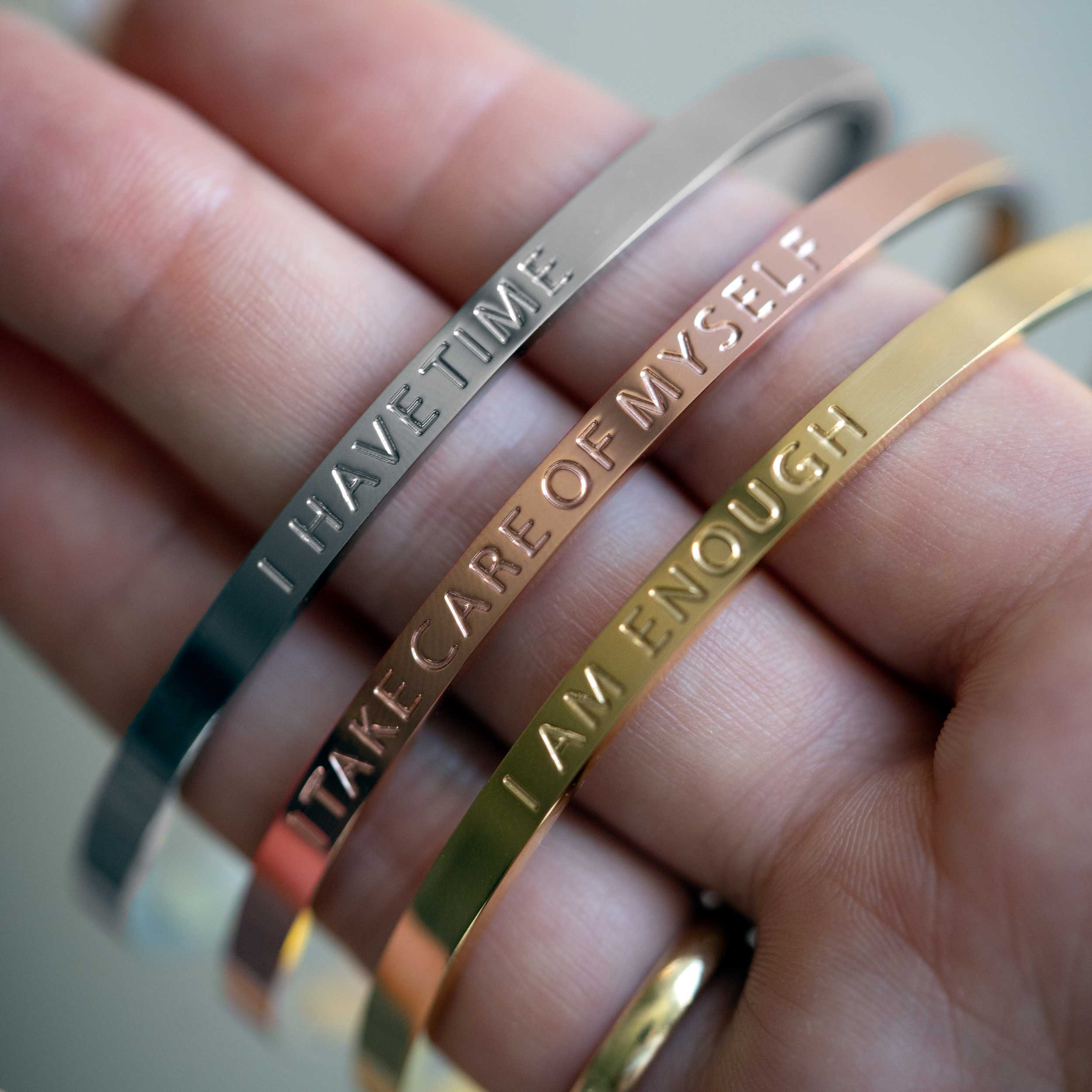 Offener Armreif »Kraftschmuck« mit Spruch