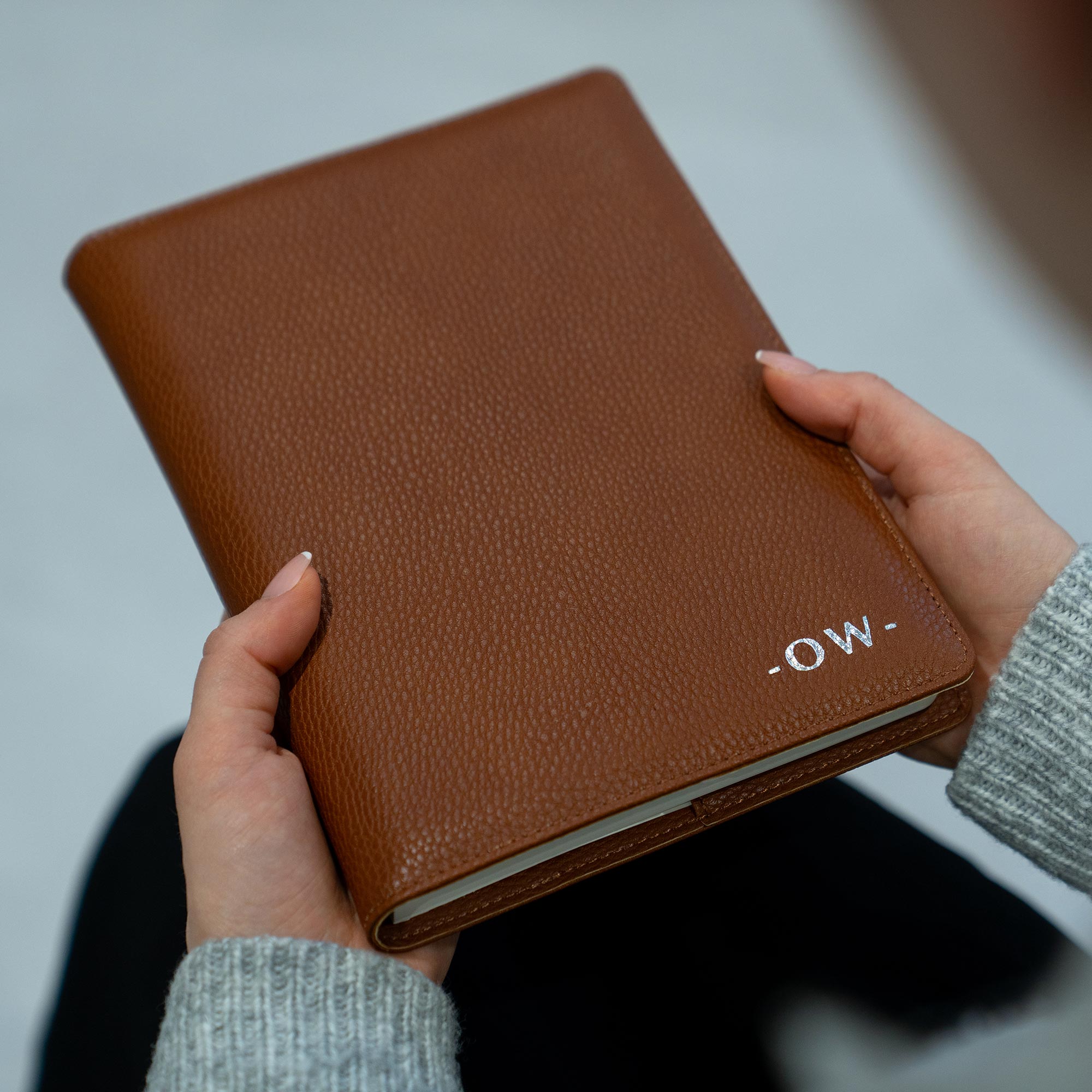 Buchhülle mit horizontaler Prägung