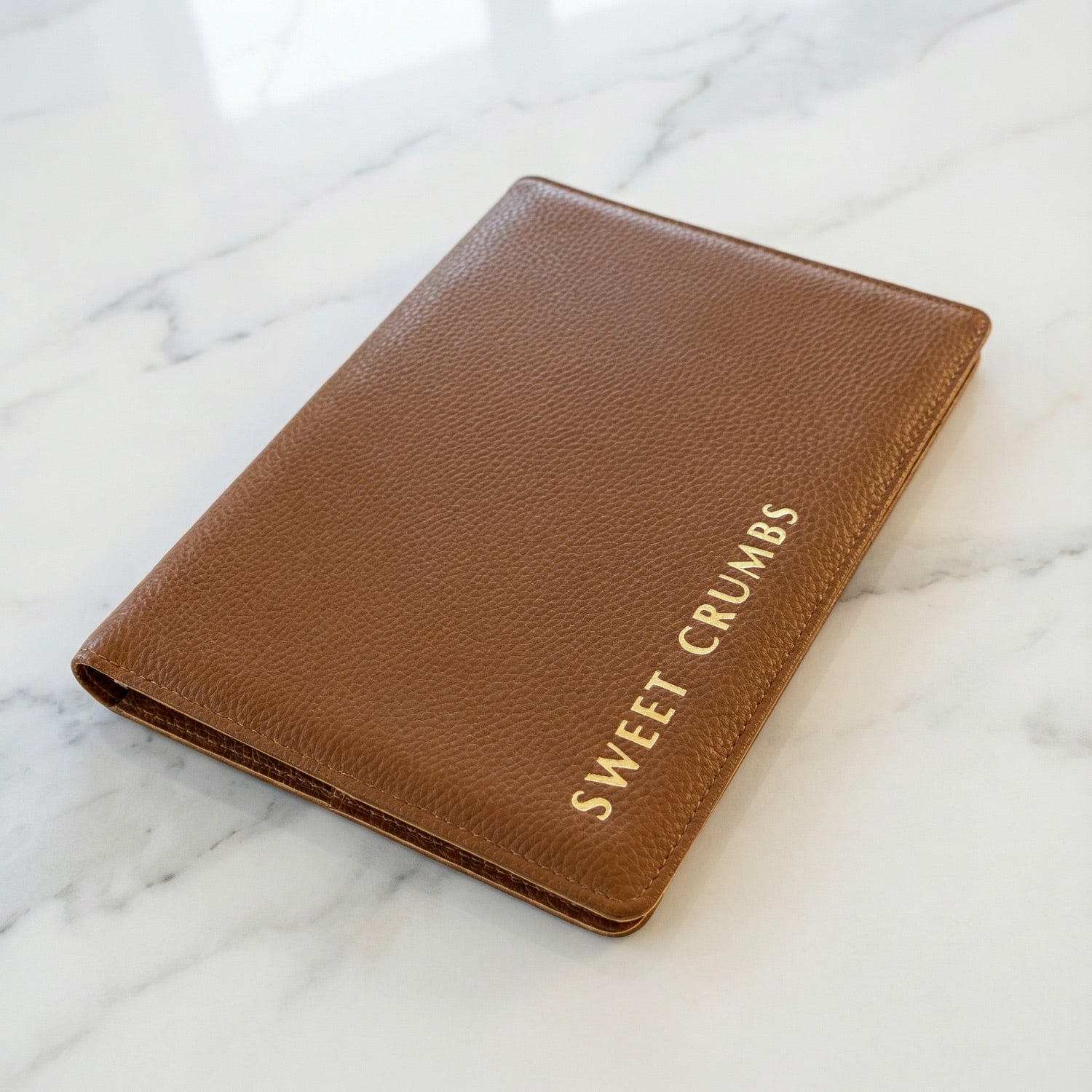 Buchhülle mit vertikaler Prägung