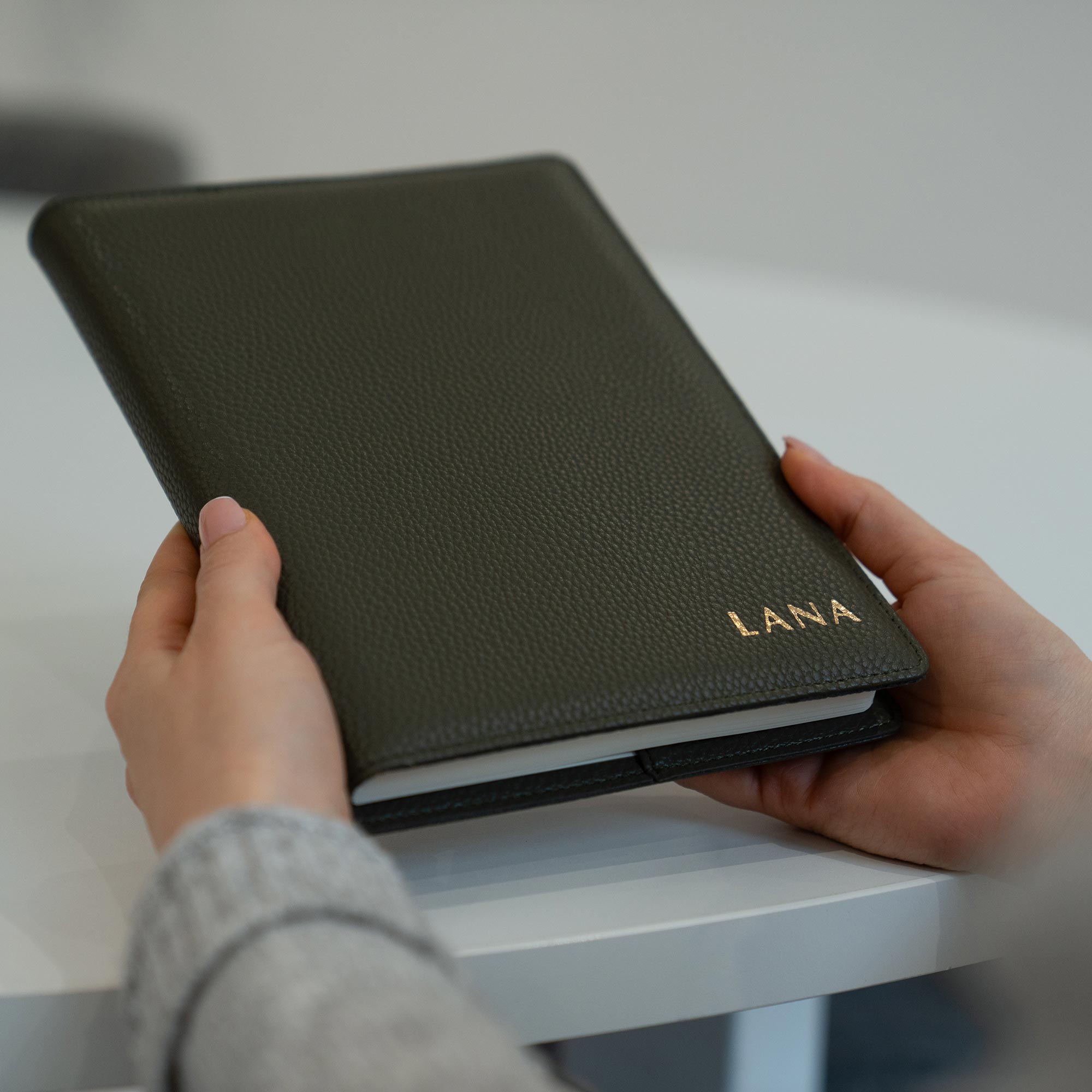 Buchhülle mit horizontaler Prägung