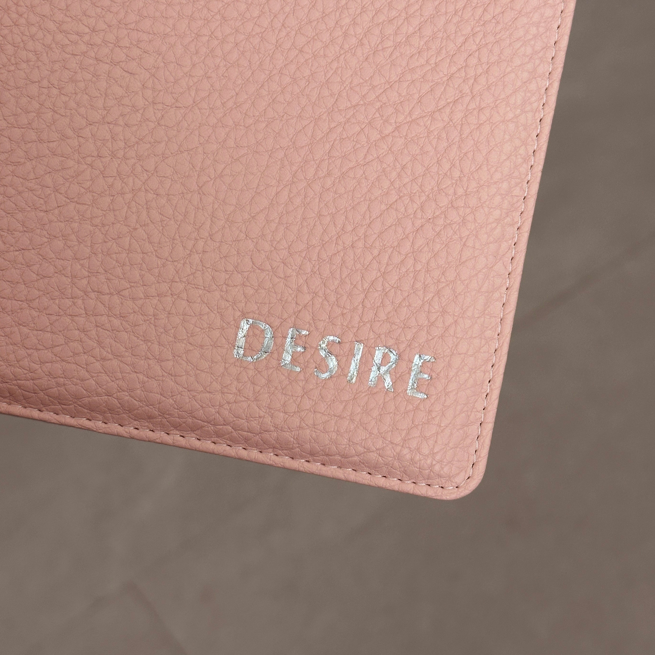 Buchhülle mit horizontaler Prägung