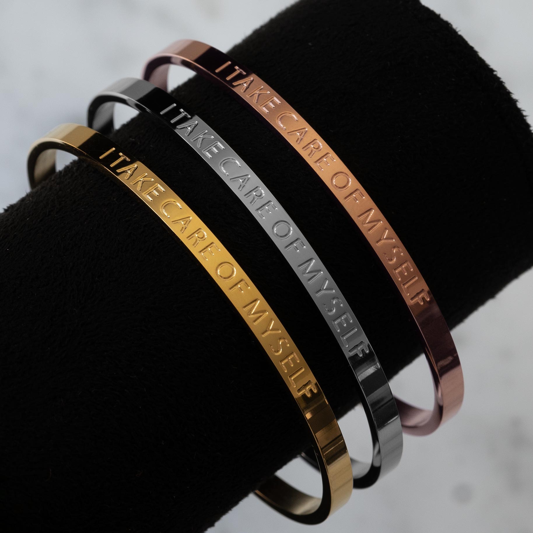 Offener Armreif »Kraftschmuck« mit Spruch
