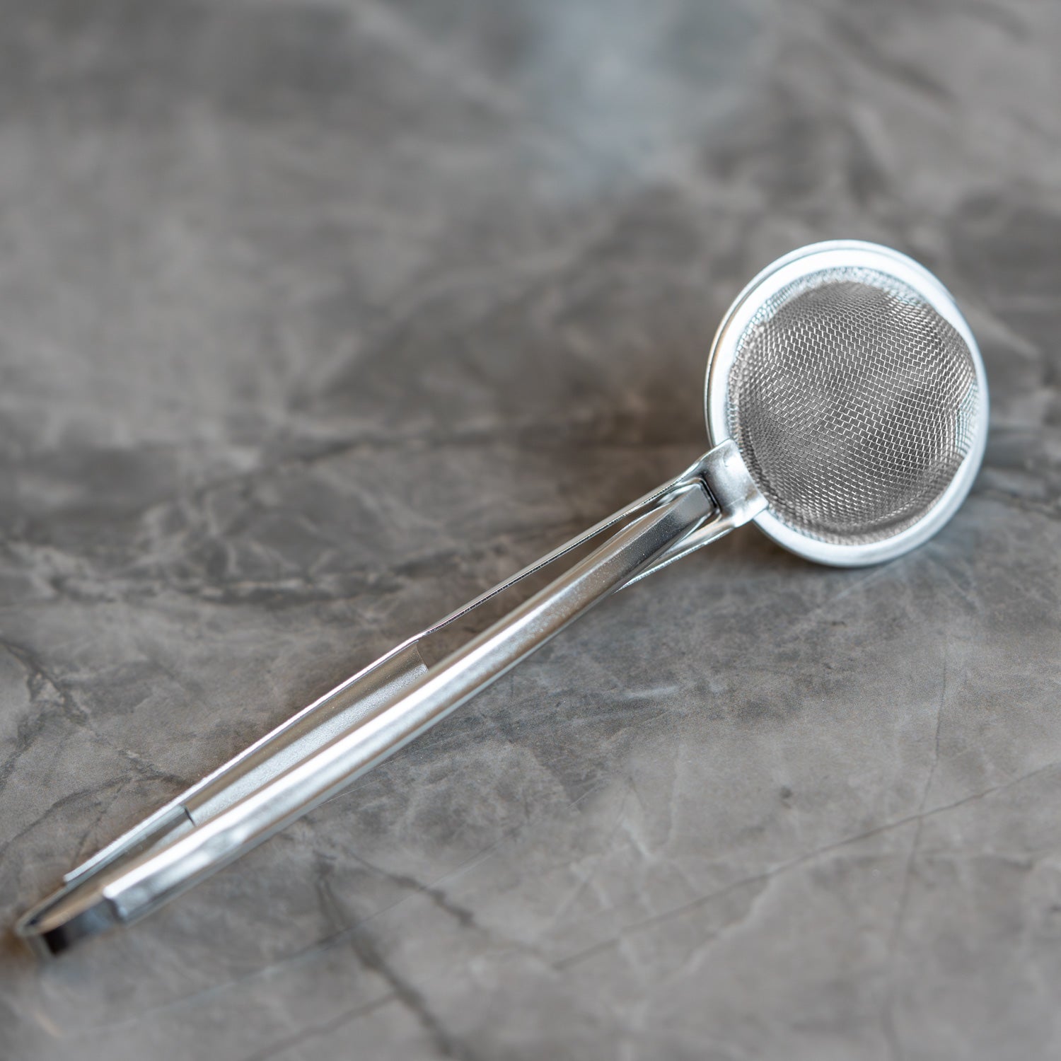 Tee-Ei mit Feder-Öffnung