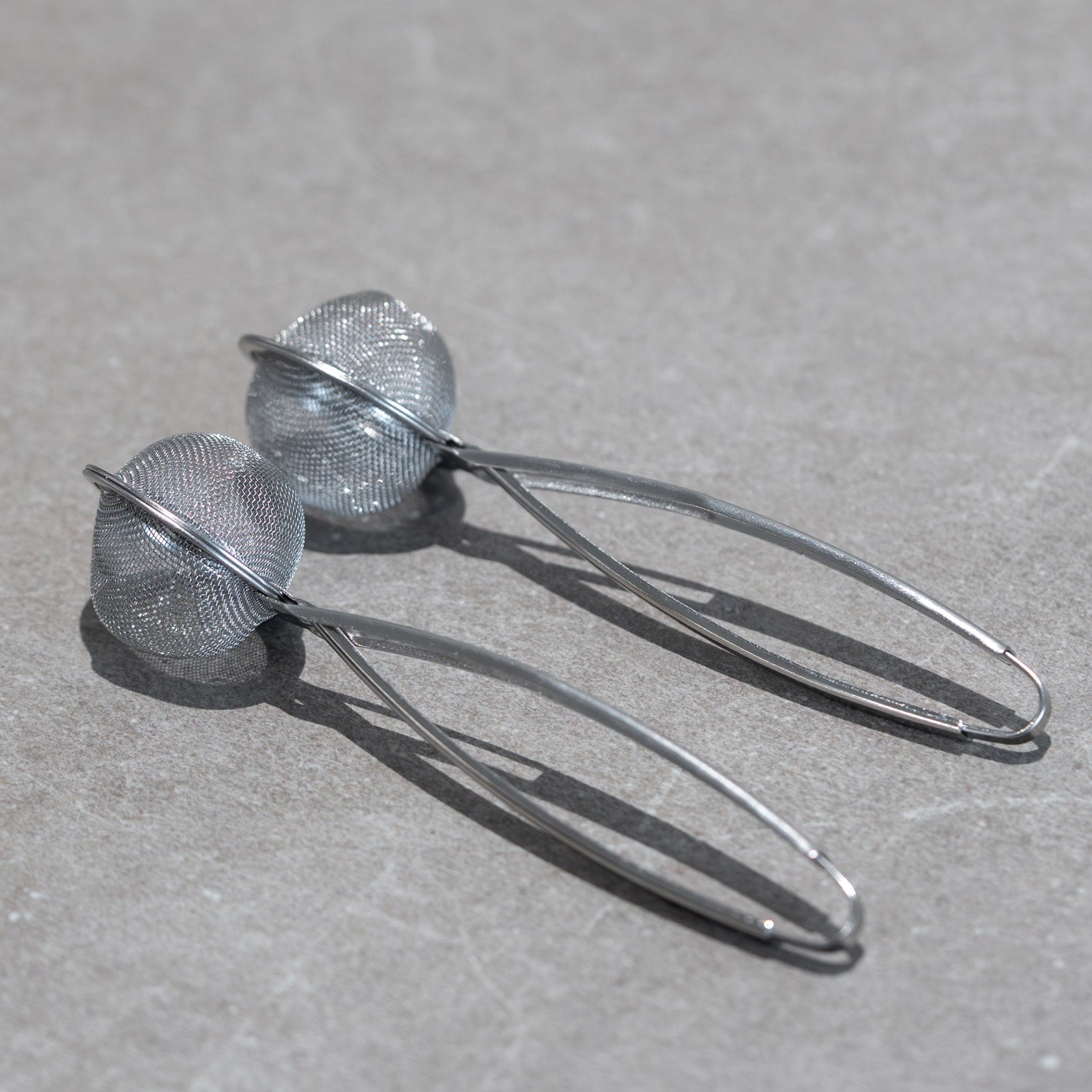 Tee-Ei mit Feder-Öffnung