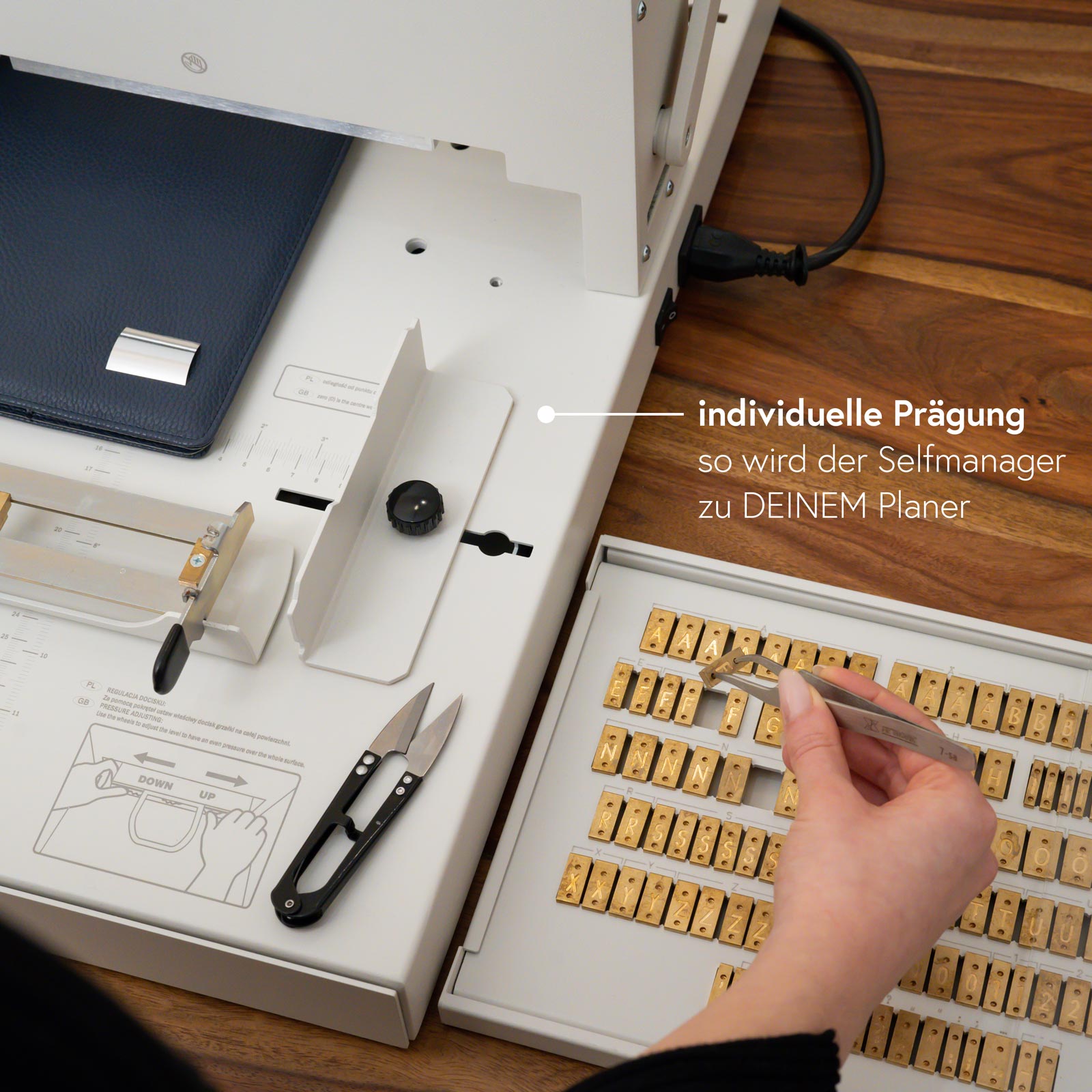 Buchhülle mit horizontaler Prägung