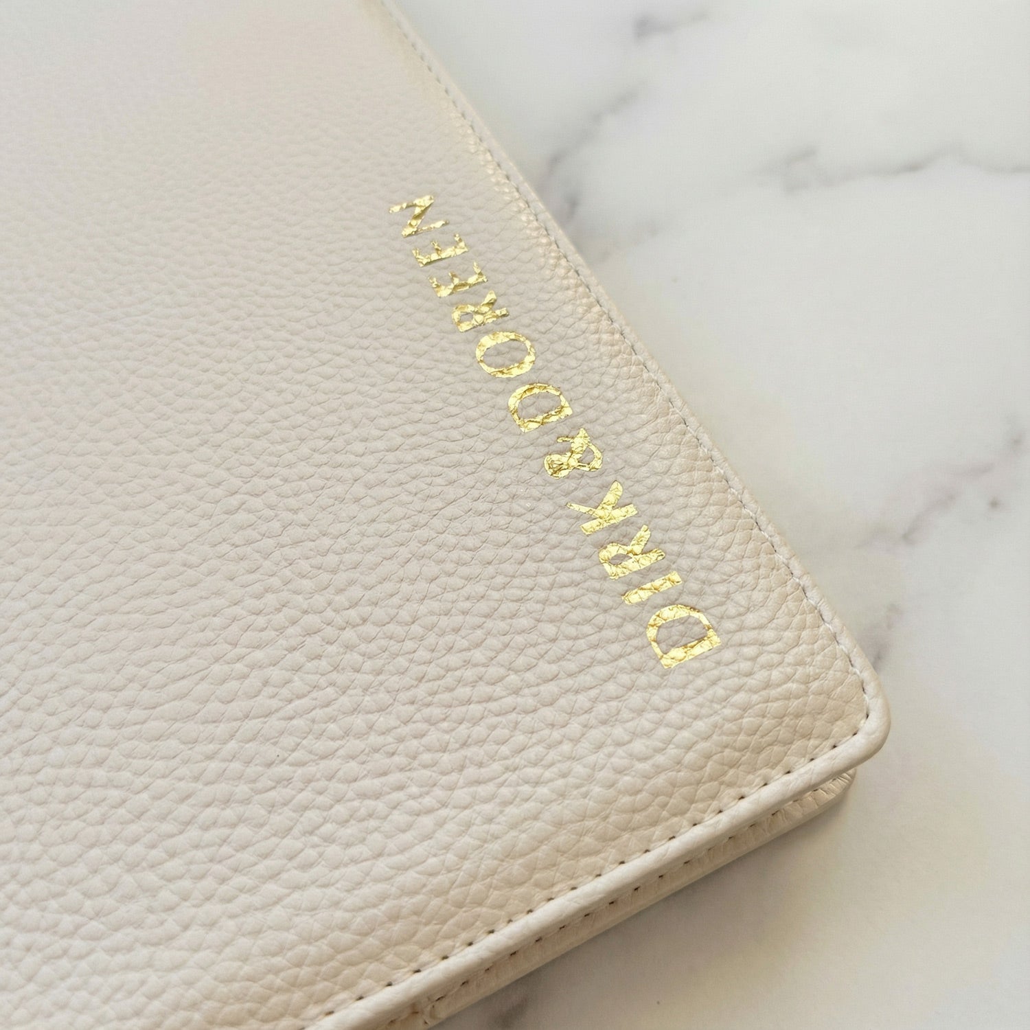 Buchhülle mit vertikaler Prägung