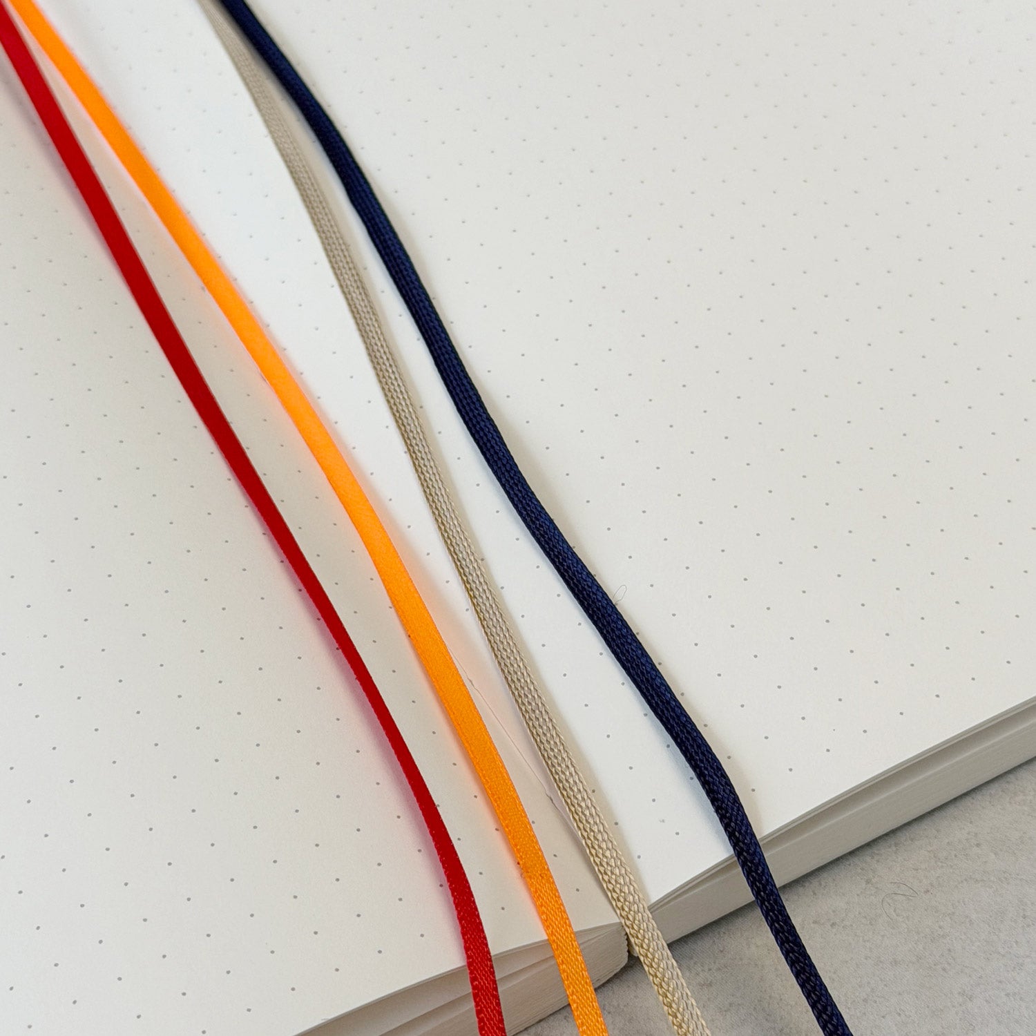 Lesezeichen-Bändchen zum Einkleben (inkl. Sticker)