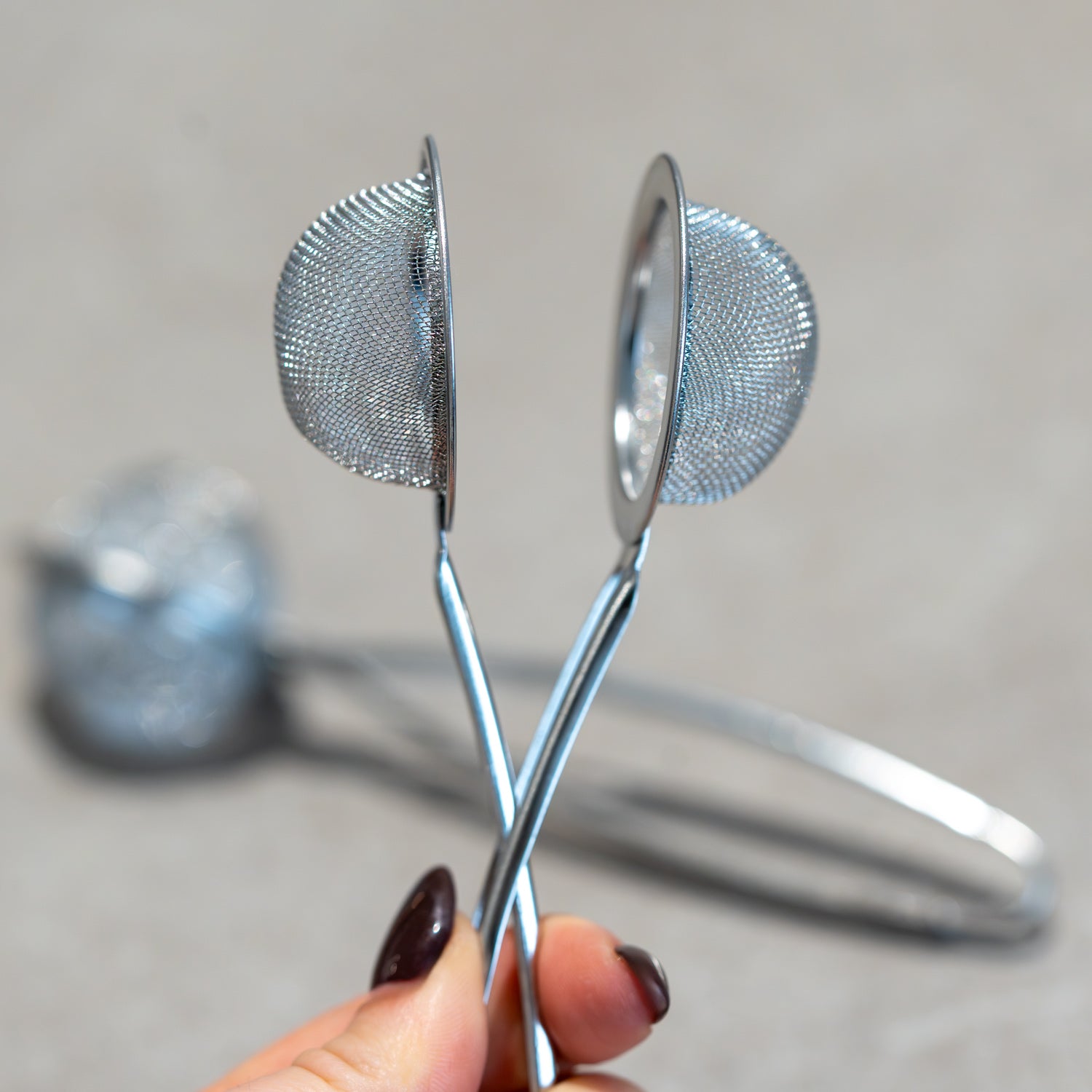 Tee-Ei mit Feder-Öffnung