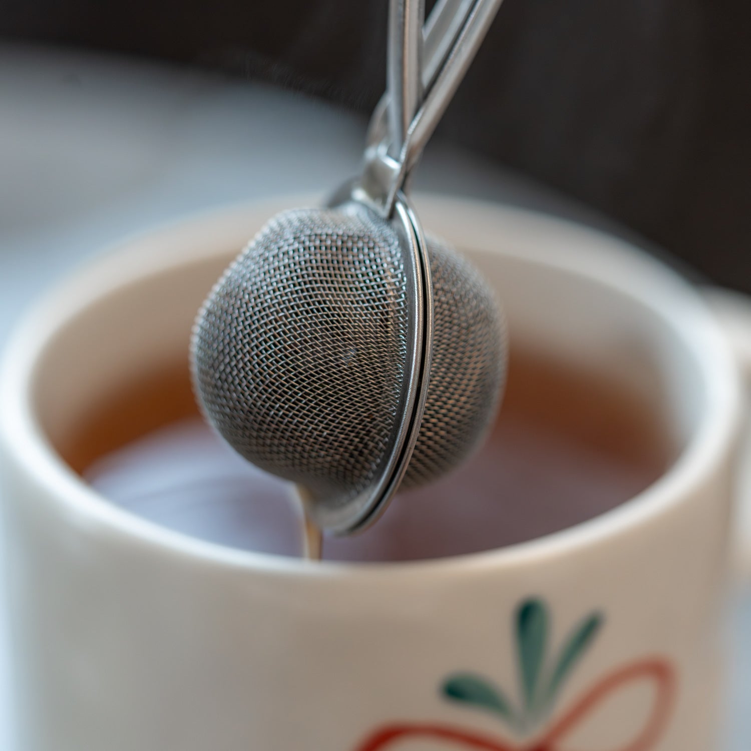 Tee-Ei mit Feder-Öffnung