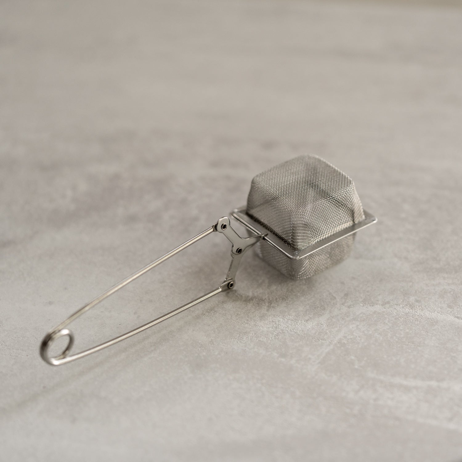 Mesh-Teefilter mit Feder-Öffnung