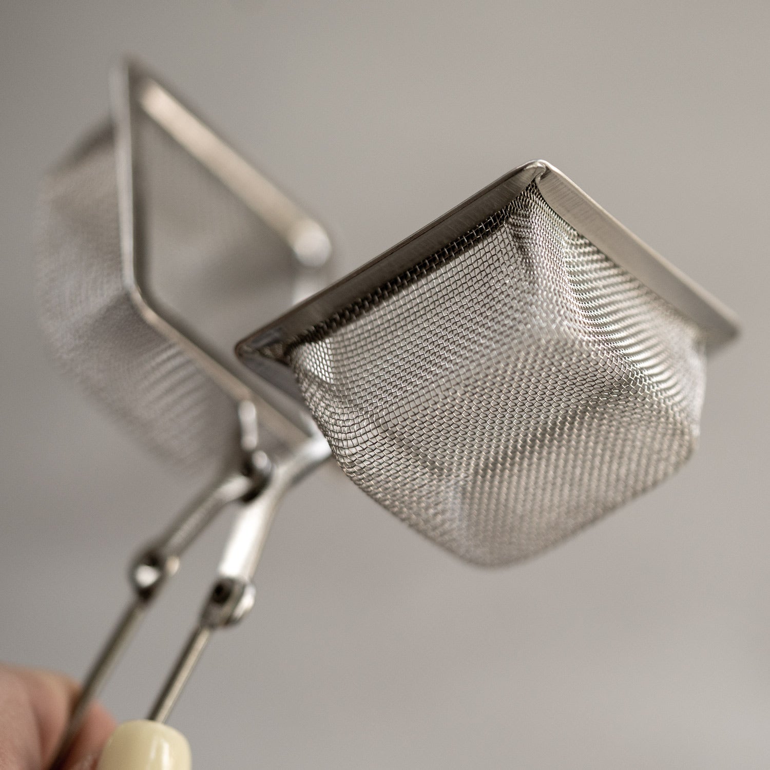 Mesh-Teefilter mit Feder-Öffnung